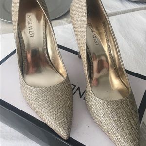 Pointy-toed high heels size 9